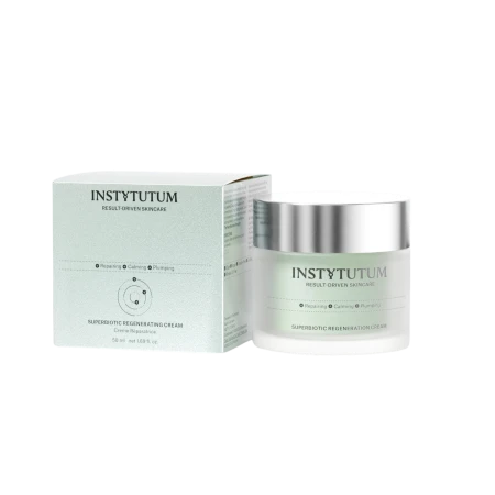 Packshot produktu z opakowaniem zewnętrznym. Widoczny jest kartonik oraz słoiczek Instytutum Superbiotic Regeneration Cream 50 ml. Minimalistyczny design w jasnej, miętowej tonacji podkreśla profesjonalny charakter marki