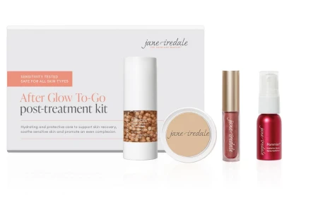 Zestaw Jane Iredale After Glow To-Go post treatment kit z  mini produktami do pielęgnacji i makijażu skóry. W zestawie jest: podkład, serum koloryzujące, błyszczyk i mgiełka nawilżająca. Całość wspiera regenerację, koi i wyrównuje koloryt cery.