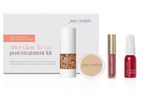 Zestaw Jane Iredale After Glow To-Go post treatment kit z  mini produktami do pielęgnacji i makijażu skóry. W zestawie jest: podkład, serum koloryzujące, błyszczyk i mgiełka nawilżająca. Całość wspiera regenerację, koi i wyrównuje koloryt cery.