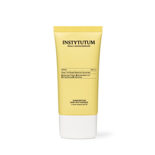 Na zdjęciu widać żółtą tubę kremu przeciwsłonecznego INSTYTUTUM Sunscription Dark Spot Defence SPF 50 z białą nakrętką na jasnym, minimalistycznym tle.