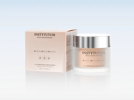 Na zdjęciu widać krem INSTYTUTUM C-Illuminating 3D Moisturizer wraz z jego eleganckim, jasnym opakowaniem kartonowym, ustawione na minimalistycznym tle.