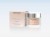 Na zdjęciu widać krem INSTYTUTUM C-Illuminating 3D Moisturizer wraz z jego eleganckim, jasnym opakowaniem kartonowym, ustawione na minimalistycznym tle.