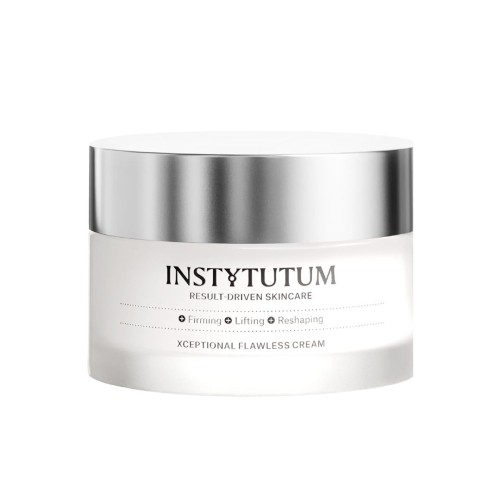 Na zdjęciu widać słoiczek kremu do twarzy INSTYTUTUM Xceptional Flawless Cream z białym opakowaniem i srebrną, lustrzaną zakrętką na jasnym tle.