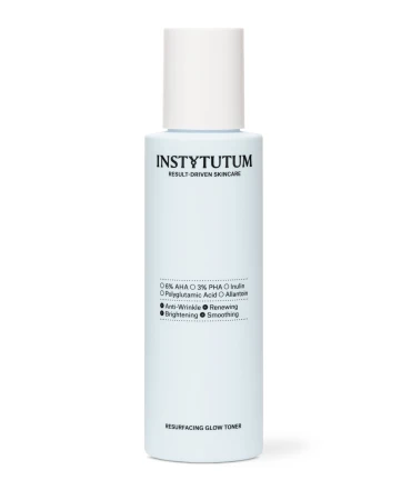 Na zdjęciu widać butelkę toniku INSTYTUTUM Resurfacing Glow Toner w jasnoniebieskim, minimalistycznym opakowaniu z białą zakrętką na neutralnym tle.