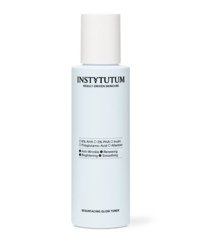 Na zdjęciu widać butelkę toniku INSTYTUTUM Resurfacing Glow Toner w jasnoniebieskim, minimalistycznym opakowaniu z białą zakrętką na neutralnym tle.