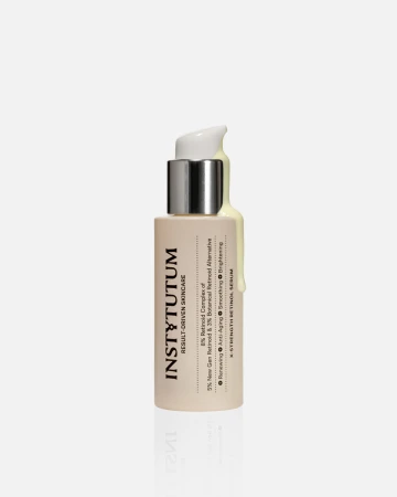 Na zdjęciu widać butelkę serum INSTYTUTUM X-Strength Retinol Serum z pompką, z której wypływa kremowa, jasnożółta formuła.