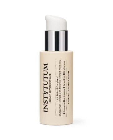 Na zdjęciu widoczna jest butelka INSTYTUTUM X-Strength Retinol Serum z pompką i srebrnym pierścieniem. Opakowanie ma beżowy kolor, a minimalistyczna etykieta podkreśla działanie wygładzające, rozjaśniające i przeciwstarzeniowe.