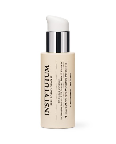 Na zdjęciu widoczna jest butelka INSTYTUTUM X-Strength Retinol Serum z pompką i srebrnym pierścieniem. Opakowanie ma beżowy kolor, a minimalistyczna etykieta podkreśla działanie wygładzające, rozjaśniające i przeciwstarzeniowe.