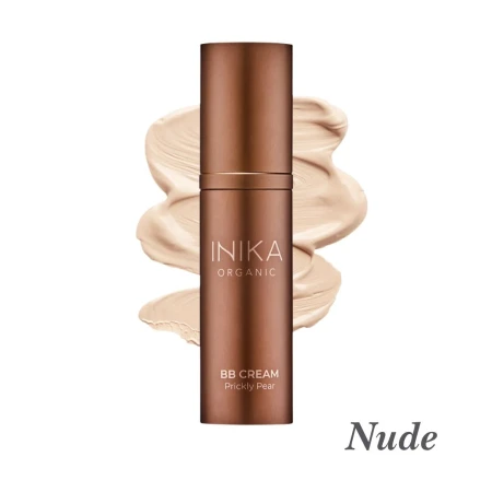 Na zdjęciu widoczny jest krem BB INIKA Organic BB Cream Prickly Pear w odcieniu Nude, przedstawiony na tle rozprowadzonego produktu, który podkreśla jego lekką, kremową konsystencję i naturalny kolor dopasowujący się do skóry.