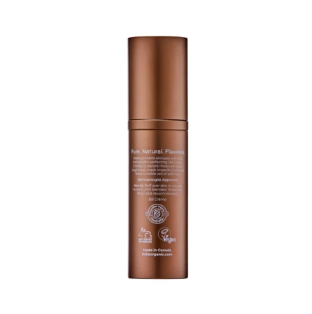 Na zdjęciu widoczny jest krem BB INIKA Organic BB Cream Prickly Pear w eleganckim opakowaniu z pompką w kolorze miedzianym, napisy wskazują że jest to tył butelki.
