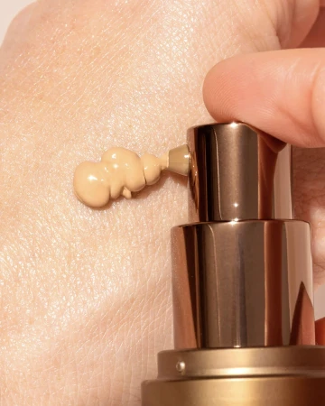 Na zdjęciu widoczna jest aplikacja kremu BB INIKA Organic BB Cream Prickly Pear – niewielka ilość produktu o lekkiej, kremowej konsystencji jest wyciskana z pompki na skórę dłoni, podkreślając jego naturalny odcień i pielęgnacyjno-makijażowy charakter.