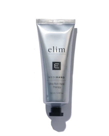 Srebrna tubka kremu do rąk Elim MediHand Ultra Rich Hand Therapy o pojemności 100 ml ustawiona pionowo na białym tle. Produkt przeznaczony do intensywnej pielęgnacji dłoni, z eleganckim metalicznym wykończeniem opakowania i czarną zakrętką.