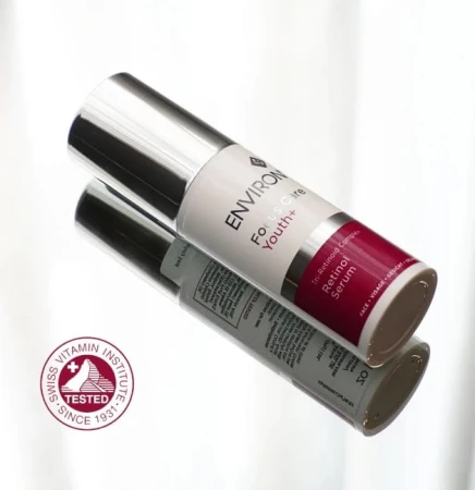 Butelka ENVIRON Tri-Retinoid Complex Retinol Serum Forte w kolorze białym, ze srebrną nakrętką i biało-bordową etykietą. Obok logo certyfikatu Swiss Vitamin Institute potwierdzające jakość formulacji.