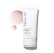 Na zdjęciu znajduje się produkt Smooth Affair Brightening w białej tubce o pojemności 50 ml. Obok pokazano różowy odcień i kremową konsystencję produktu.