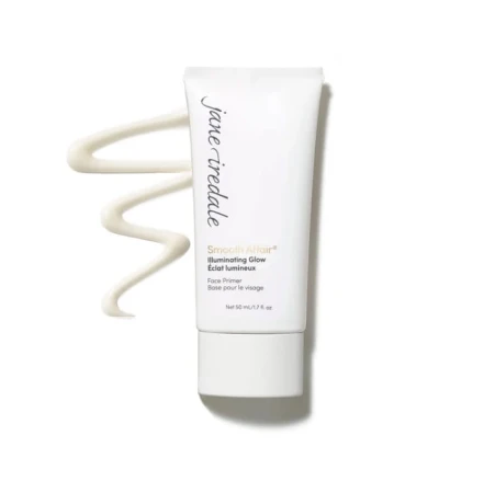 Na zdjęciu znajduje się produkt Smooth Affair® Illuminating Glow w białej tubce o pojemności 50 ml. Obok pokazano biały odcień i kremową konsystencję produktu.
