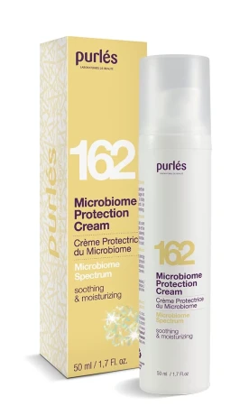 Białe opakowanie kremu Purles 162 Microbiome Protection Cream oraz żółto-białe pudełko produktu, ustawione obok siebie na białym tle.