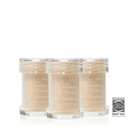 Na zdjęciu widać zestaw 3 uzupełniających wkładów  jane iredale Powder-Me SPF® Dry Sunscreen REFILL. Trzy wkłady z pudrem ochronnym SPF 30 (chroniącym przed promieniowaniem UVA/UVB PA+++),  opakowanie zbiorcze w minimalistycznym stylu.