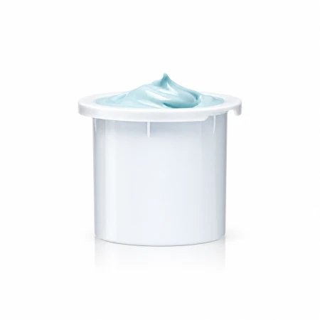 rafika przedstawia wkład uzupełniający do kremu INSTYTUTUM HydraFusion Hydrating Gel Cream Next-Gen. W białym pojemniku widoczna jest błękitna, żelowo-kremowa formuła o gładkiej konsystencji.