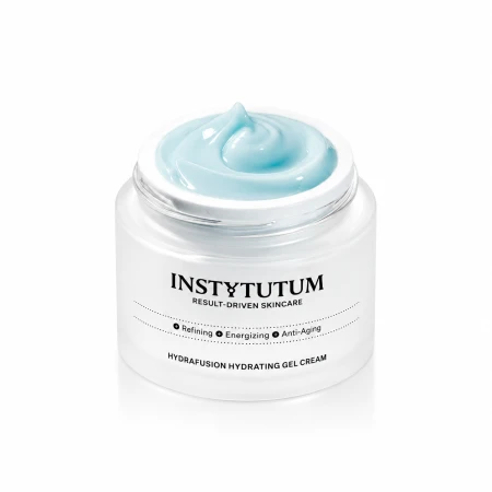 Grafika przedstawia otwarty słoiczek INSTYTUTUM HydraFusion Hydrating Gel Cream Next-Gen z widoczną błękitną, żelowo-kremową formułą o gładkiej, połyskującej konsystencji.