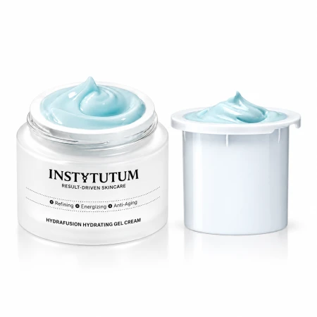 Grafika przedstawia krem INSTYTUTUM HydraFusion Hydrating Gel Cream w otwartym słoiczku oraz umieszczony obok wymienny wkład z błękitną, żelowo-kremową formułą. Produkty zaprezentowano na białym tle.