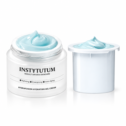 Grafika przedstawia krem INSTYTUTUM HydraFusion Hydrating Gel Cream w otwartym słoiczku oraz umieszczony obok wymienny wkład z błękitną, żelowo-kremową formułą. Produkty zaprezentowano na białym tle.