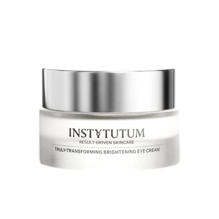 Szklany słoiczek Instytutum Truly-Transforming Brightening Eye Cream z metaliczną, lustrzaną zakrętką. Krem redukuje zmarszczki i cienie pod oczami, wygładza i unosi skórę. Minimalistyczny design z czarnym napisem na przezroczystym opakowaniu.