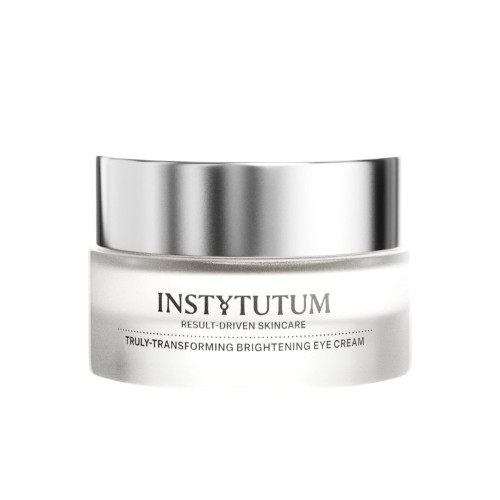 Szklany słoiczek Instytutum Truly-Transforming Brightening Eye Cream z metaliczną, lustrzaną zakrętką. Krem redukuje zmarszczki i cienie pod oczami, wygładza i unosi skórę. Minimalistyczny design z czarnym napisem na przezroczystym opakowaniu.