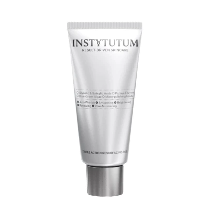 Srebrna tubka Instytutum Triple Action Resurfacing Peel z czarnym napisem i srebrnym korkiem. Produkt złuszczający do twarzy, poprawiający strukturę skóry, wygładzający i nawilżający. Zawiera kwasy AHA/BHA, enzymy i mikroziarenka peelingujące.