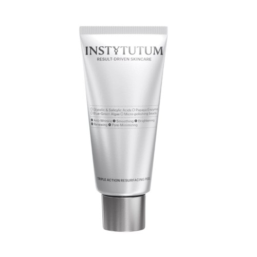 Srebrna tubka Instytutum Triple Action Resurfacing Peel z czarnym napisem i srebrnym korkiem. Produkt złuszczający do twarzy, poprawiający strukturę skóry, wygładzający i nawilżający. Zawiera kwasy AHA/BHA, enzymy i mikroziarenka peelingujące.