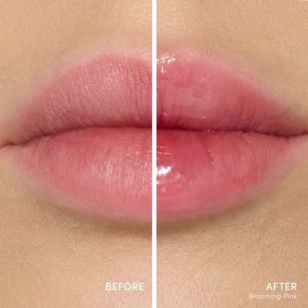 Zdjęcie typu „przed i po” przedstawia zbliżenie ust modelki. Po lewej usta mają naturalny, delikatnie różowy kolor, a po prawej, po aplikacji olejku Jane Iredale Just Kissed Lip Oil, zyskują intensywniejszy różowy odcień