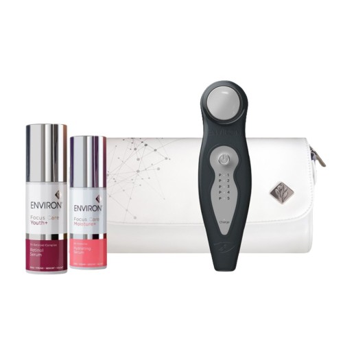 Zdjęcie przedstawia zestaw kosmetyków i urządzenie marki Environ na białym tle. Po lewej znajdują się dwa sera: Retinol Serum i Hydrating Serum, pośrodku czarne urządzenie do pielęgnacji skóry, a z tyłu biała kosmetyczka z subtelnym wzorem i logo marki.