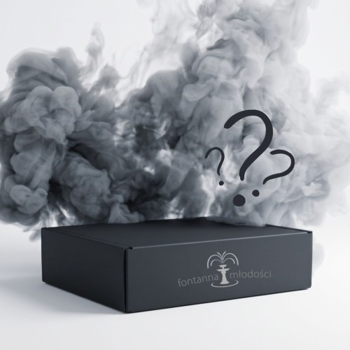 Na zdjęciu czarny Mystery Box marki Fontanna Młodości ze srebrnym logo na froncie. Nad zamkniętym pudełkiem unoszą się kłęby szarego i czarnego dymu, a widoczne wśród nich znaki zapytania podkreślają tajemniczą zawartość zestawu.