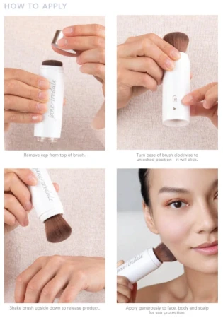 Na zdjęciu widoczna jest instrukcja obsługi pędzla z pudrem sypkim Jane Iredale Amazing Base. Obrazek krok po kroku ilustruje, jak zamontować wkład z pudrem i przygotować pędzel do użycia.
