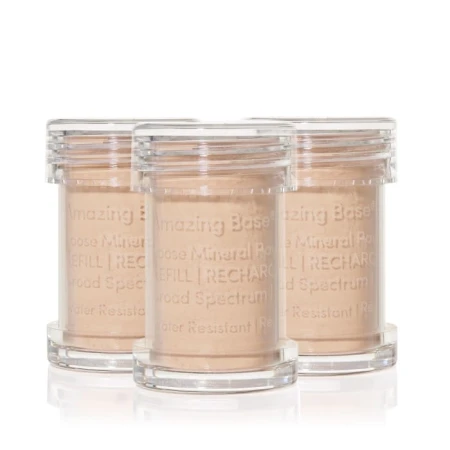 Na zdjęciu widać zestaw 3 uzupełniających wkładów  jane iredale amazing base REFILL. Trzy wkłady z pudrem ochronnym SPF 20 (chroniącym przed promieniowaniem UVA/UVB PA+++),  opakowanie zbiorcze w minimalistycznym stylu.