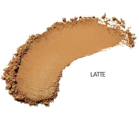 Widoczna jest próbka odcienia pudru amazing base Jane Iredale w odcieniu Latte: Ciemny beż z ciepłym, kawowym podtonem