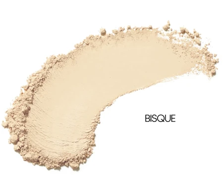 Widoczna jest próbka odcienia pudru amazing base Jane Iredale w odcieniu Bisque: Jasny beż z neutralnym podtonem