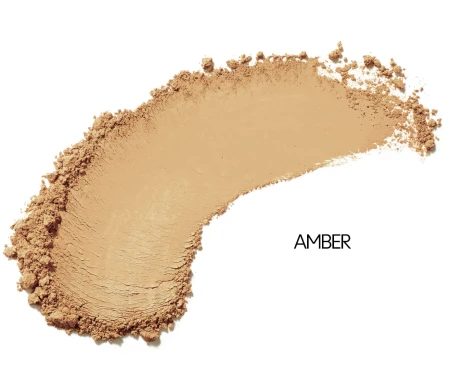 Widoczna jest próbka odcienia pudru amazing base Jane Iredale w odcieniu Amber jasny beżowy kolor