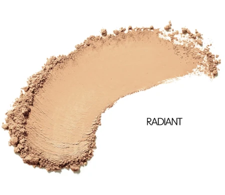 Widoczna jest próbka odcienia pudru amazing base Jane Iredale w odcieniu Radiant: Jasny odcień z lekkim złotym połyskiem