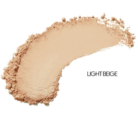 Widoczna jest próbka odcienia pudru amazing base Jane Iredale w odcieniu Light Beige: Jasny beż z ciepłym, brzoskwiniowym podtonem