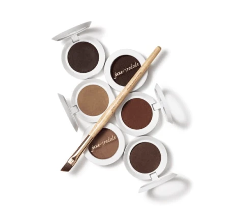 Pudry do stylizacji brwi marki jane iredale: Pięć okrągłych pudełeczek z białymi wieczkami, które są otwarte i ukazują różne odcienie pudrowych produktów do brwi — od jasnego beżu, przez ciepły brąz, aż po głęboki, ciemny brąz.