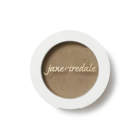 Okrągłe opakowanie pudru do brwi jane iredale PureBrow Brow Powder. Produkt znajduje się w  minimalistycznym pojemniku z białą ramką i przezroczystym wieczkiem przez które widoczny jest odcień pudru. Na wieczku znajduje się logo jane iredale.