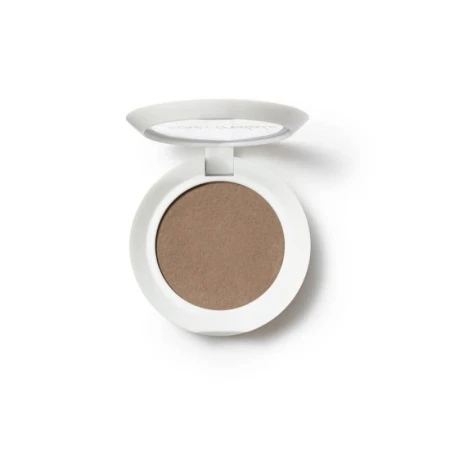 Na zdjęciu widzimy otwarte opakowanie jane iredale PureBrow™ Brow Powder w odcieniu Neutral Blonde. Puder jest mniej popielaty niż Ash Blonde, subtelnie bardziej beżowy lub piaskowy.
