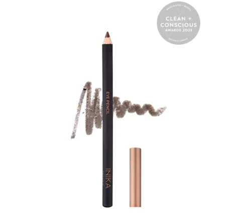 Na zdjęciu znajduje się elegancka kredka do oczu marki INIKA ORGANIC w odcieniu szaro-brązowym. Kredka ma czarny korpus z delikatnym napisem „EYE PENCIL” oraz „INIKA” w złotym kolorze. Obok leży złota skuwka.