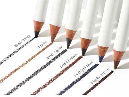 Na zdjęciu końcówki kredek do oczu Eye Pencil marki jane iredale, dostępne w sześciu klasycznych odcieniach. Obok każdej kredki napisany jest jej odcień.
