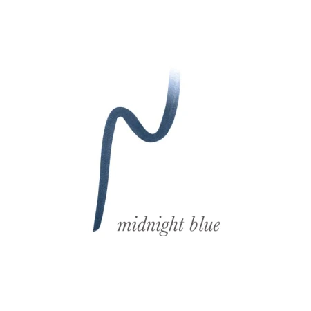 Grafika przedstawia próbkę koloru kredki do oczu jane iredale eye pencil w odcieniu Midnight Blue – granatowy. Głęboki, wieczorowy odcień niebieskiego – alternatywa dla klasycznej czerni.
