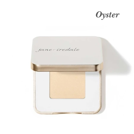 Cień do powiek Jane Iredale PurePressed Eye Shadow Single w odcieniu Oyster. Jasny, perłowy beż z subtelnym złotym połyskiem. Idealny jako rozświetlacz pod łuk brwiowy, w wewnętrznym kąciku oka lub na środek powieki.
