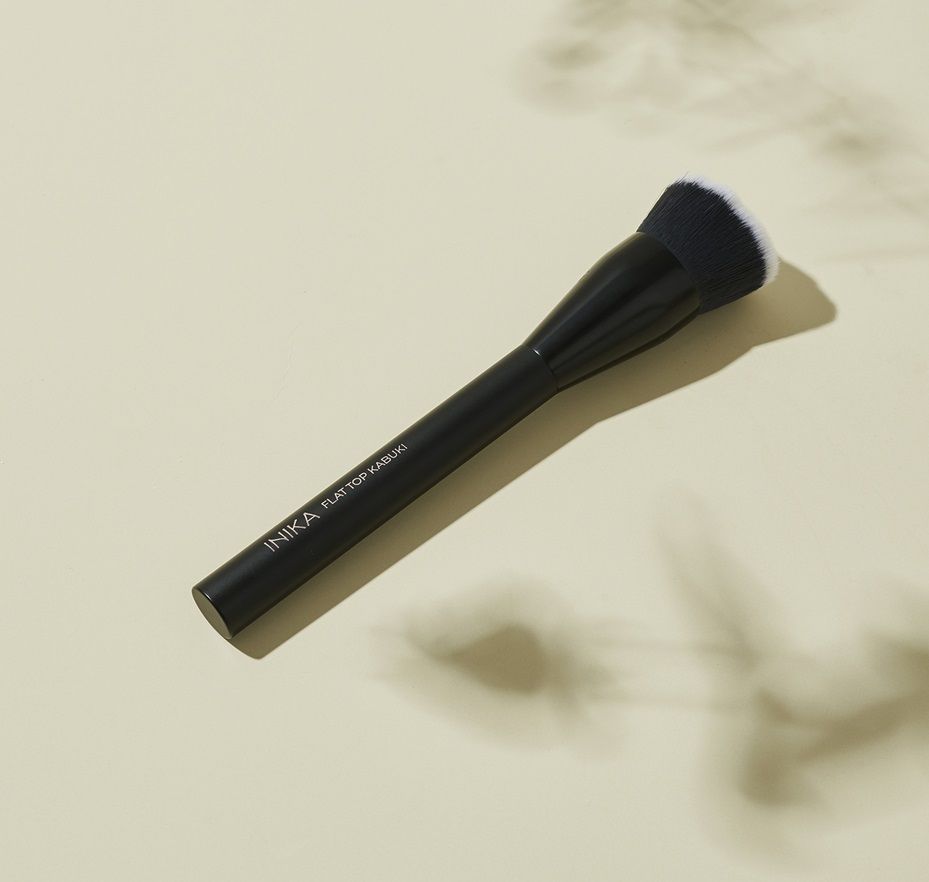 INIKA ORGANIC Flat Top Kabuki Brush - wegański pędzel do podkładu i pudru