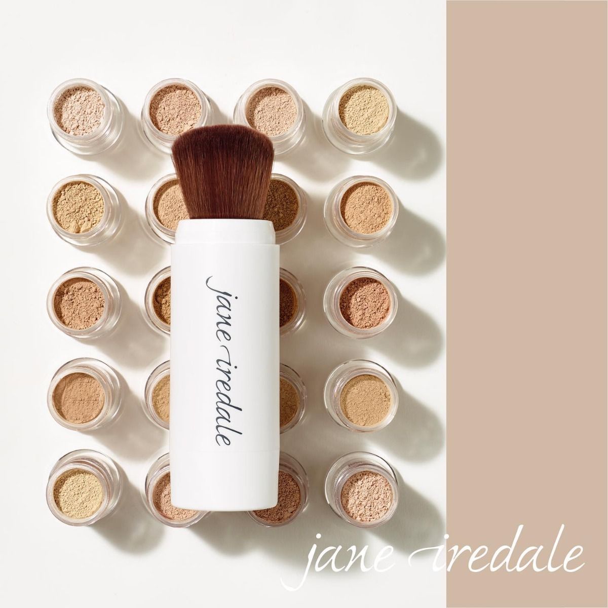 JANE IREDALE Amazing Base Refillable Brush SPF 20-wielofunkcyjny mineralny puder sypki  SPF20 w pędzlu z 2 uzupełniającymi wkładami 5 g